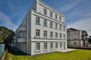 Unclassified image, 2 of 43, button