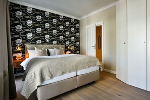 Unclassified image, 4 of 43, button