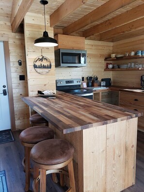 Kjøleskap, mikrobølgeovn, ovn og kokeplater