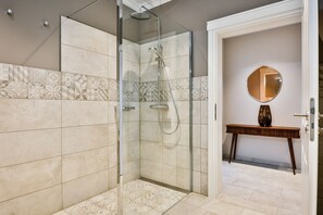 Regadera, secadora de cabello, toallas 