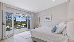 4 bedrooms, iron/ironing board, Internet, bed sheets - La Collina - Pool and Ocean Views! (Avoca Beach)