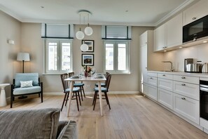 Unclassified image, 4 of 68, button