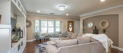 Smart-TV, DVD-spiller, bøker og PC-skjermer