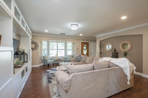 King Beds! - Clean and Spacious 5 bed 3 bath home