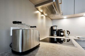 Fridge, oven, stovetop, dishwasher