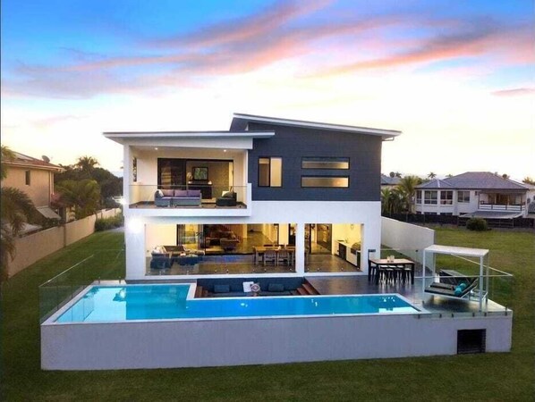 Outdoor pool - Waterfront close to theme parks (Helensvale)