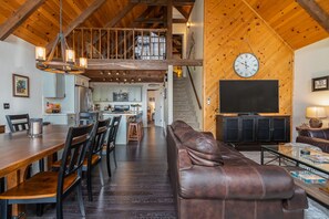 TV, fireplace - Access to Pinebrook Lake, AC, Pool Table (Arnold)