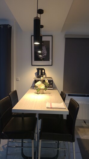 Dining - Villa Rosa (Arcueil)