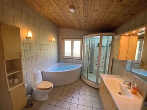 Badewanne, Haartrockner, Toilettenpapier