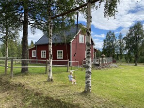 Children's area - Quietly situated vacation home in a secluded location (Västerbottens län)