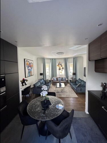 A typical Cannes townhouse, 450 meters from the Croisette 