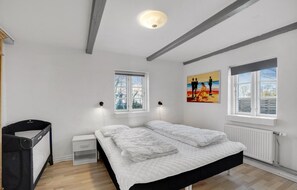 7 bedrooms, travel crib, free WiFi