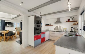 Kühlschrank, Mikrowelle, Herdplatte, Geschirrspüler