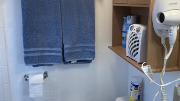 Ensemble douche/baignoire, sĂšche-cheveux, serviettes fournies