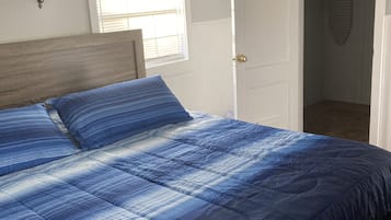 1 quarto, escrivaninha, ferros/tábuas de passar roupa, Wi-Fi de cortesia