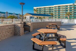 Outdoor dining - Beach View Condo, Indoor Pool Sleeps 10 /King Bed in Fort Morgan, Steps to Beach (Gulf Shores)