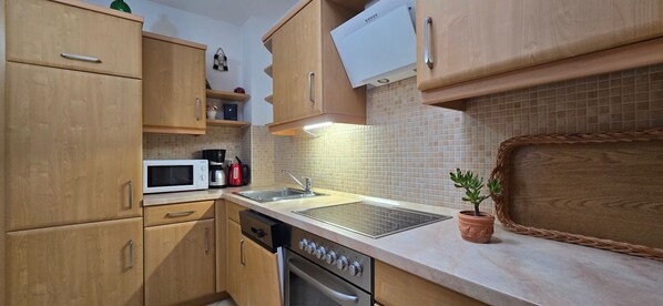 Kühlschrank, Mikrowelle, Ofen, Herdplatte