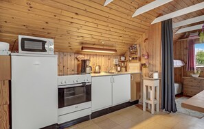 Kühlschrank, Mikrowelle, Herdplatte, Wasserkocher mit Kaffee-/Teezubehör