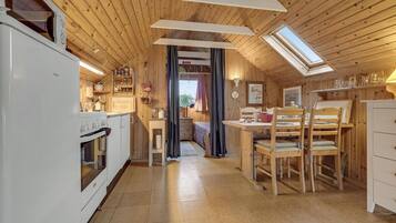 Een koelkast, een kookplaat, een koffiezetapparaat/waterkoker