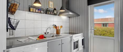 Køleskab, kogeplade, opvaskemaskine, kaffe-/temaskine