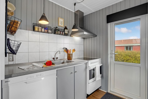 Køleskab, kogeplade, opvaskemaskine, kaffe-/temaskine