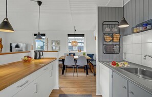 Fridge, microwave, stovetop, dishwasher - Cozy home in Hurup Thy with WiFi (Hurup Thy)