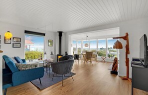 TV, fireplace - Cozy home in Hurup Thy with WiFi (Hurup Thy)
