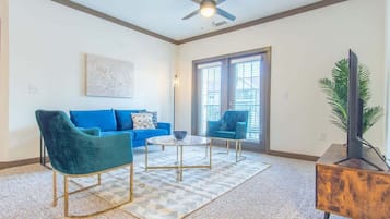 Fernseher, Kamin, Arbeitsbereiche