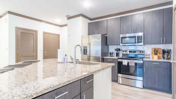 Køleskab, mikrobølgeovn, ovn, kogeplade