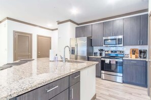 Køleskab, mikrobølgeovn, ovn, kogeplade