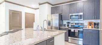 Boulevard Stays Charming 2BR, Parking