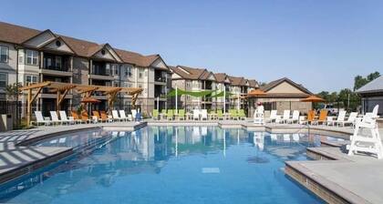 Boulevard Stays Charming 2BR Retreat Pool, Parking, Gym