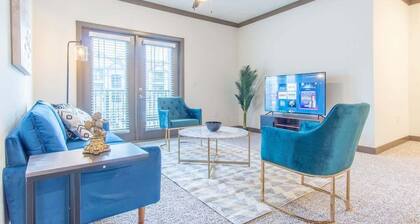 Boulevard Stays Charming 2BR Retreat Pool, Parking, Gym