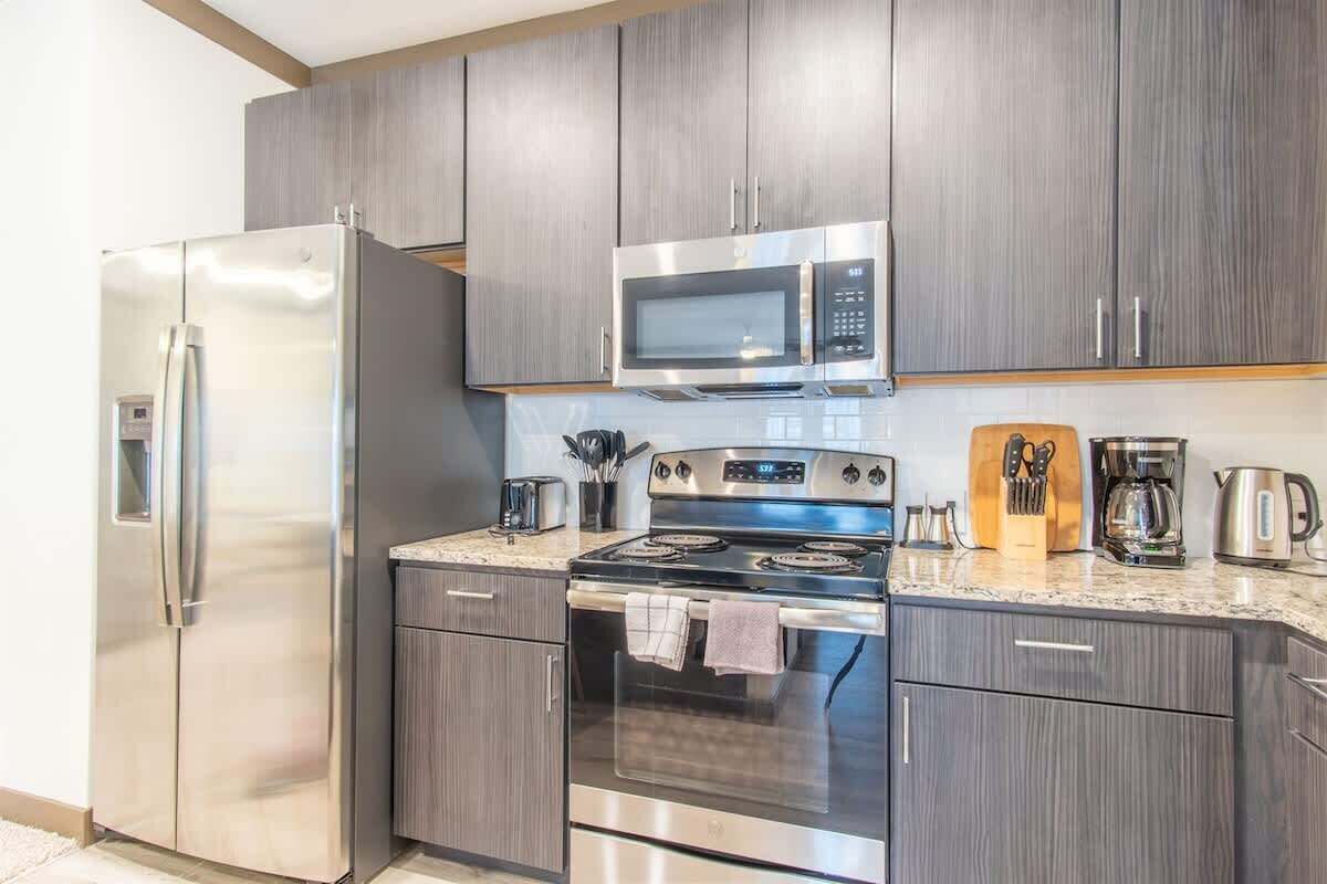 Kylskåp, mikrovågsugn, ugn och spishäll