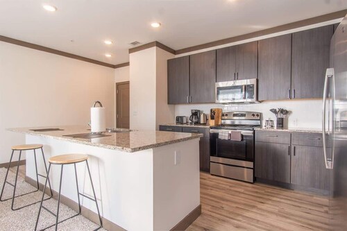 Boulevard Stays Spacious 1BR Suite, Parking