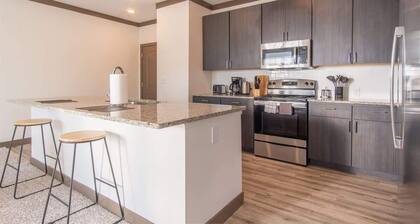 Boulevard Stays Spacious 1BR Suite, Parking