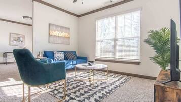 Televisor, llar de foc i oficines