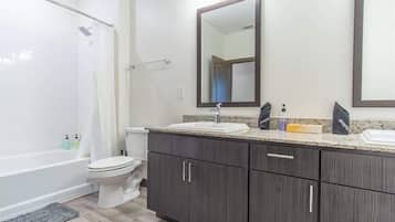 Tina con regadera y secadora de cabello