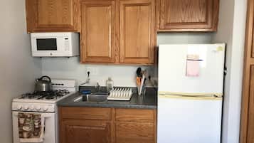 Gallery Studio Apartment, 1 Queen Bed | Private kitchen