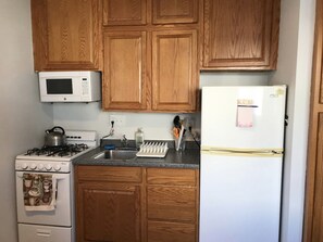 Gallery Studio Apartment, 1 Queen Bed | Private kitchen