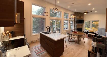 Lake front Cottage / Hot tub, Sauna , Arcade