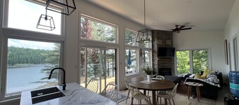 Lake front Cottage / Hot tub, Sauna , Arcade