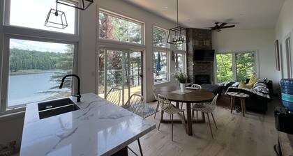 Lake front Cottage / Hot tub, Sauna , Arcade