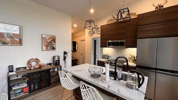 Frigorífico, microondas, horno y placa de cocina