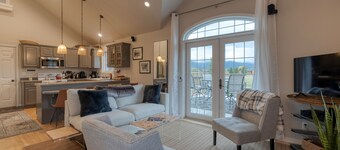 glacier getaway, family/ pet friendly. Charming,  peaceful home on 10 acers.