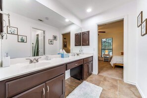 Combined shower/bathtub, hair dryer, towels