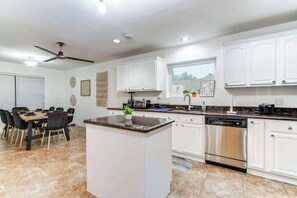 Fridge, microwave, oven, stovetop - 5BR w/ Pool, Hot Tub, Game Room, BBQ – Sleeps 14 (San Antonio)