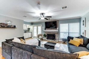 Una televisión, una chimenea, videojuegos, libros