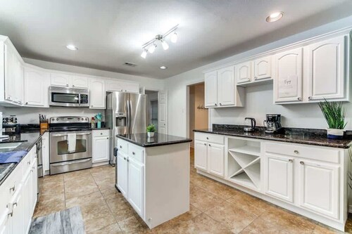 5BR w/ Pool, Hot Tub, Game Room, BBQ – Sleeps 14