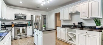 5BR w/ Pool, Hot Tub, Game Room, BBQ – Sleeps 14